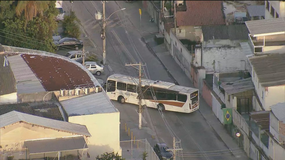 Ônibus da linha 335 é sequestrado e criminosos usam como barricada no Complexo de Israel — Foto: Reprodução