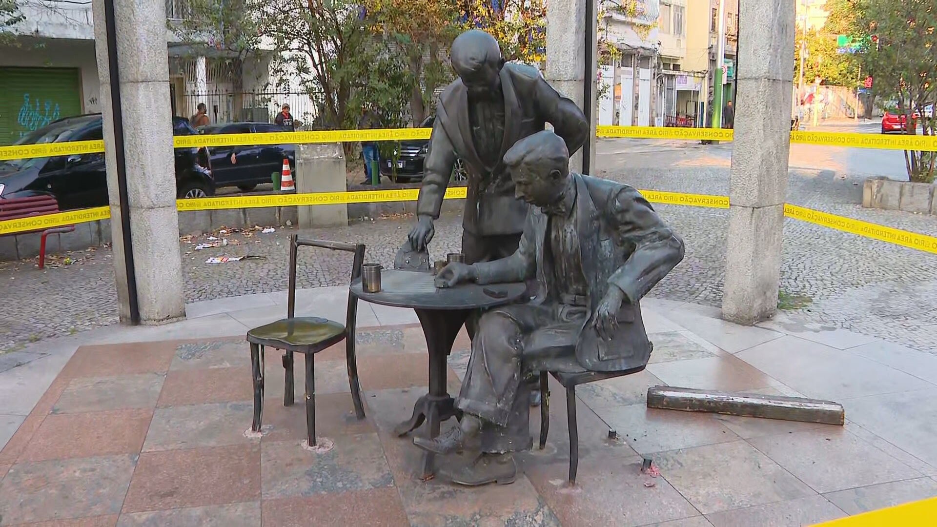 Estátua de Noel Rosa será retirada para conserto após vandalismo em Vila Isabel