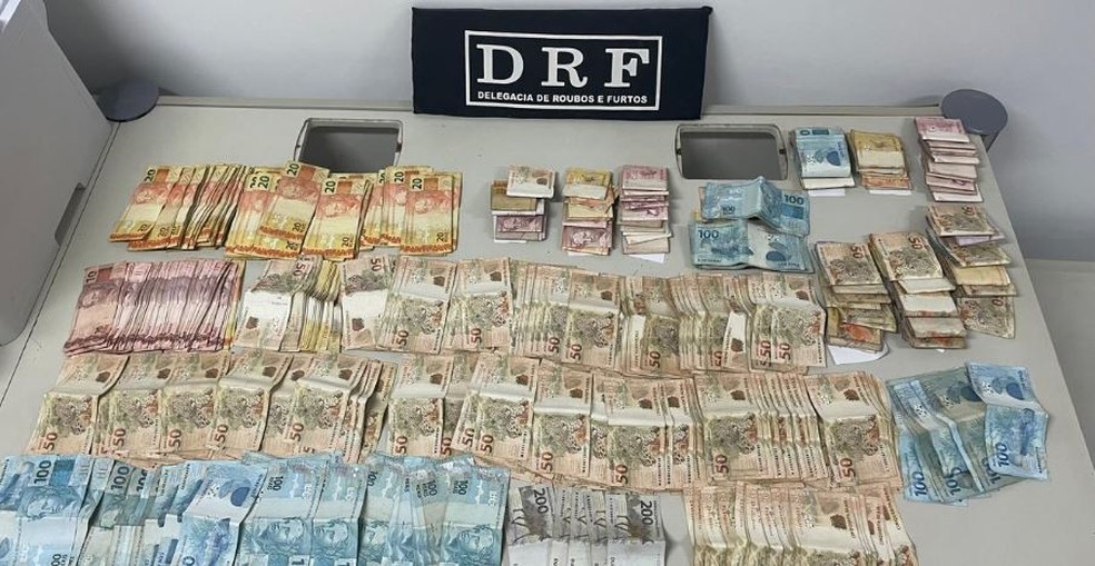 Dinheiro e outros objetos apreendidos pela polícia. — Foto: Polícia Civil/Divulgação