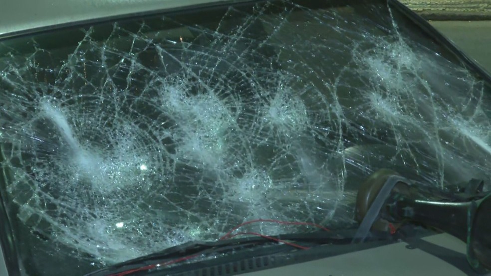 Vidro de carro quebrado pelo dono na frente da delegacia de Copacabana, na Zona Sul do Rio — Foto: Reprodução/ TV Globo