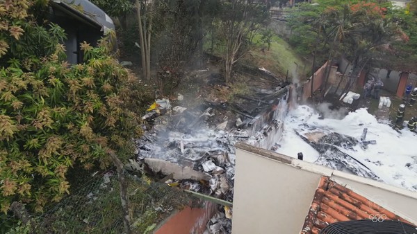 Avião com 61 pessoas despenca sobre área residencial de Vinhedo (SP) — Foto: Reprodução/TV Globo