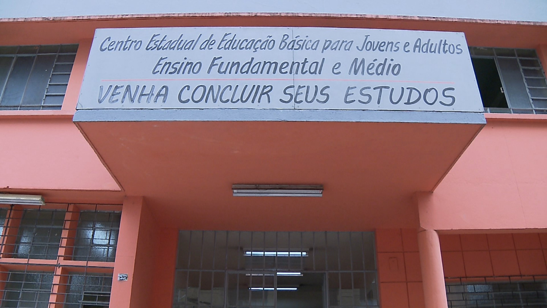 Escola descobre que golpistas vendem diplomas falsos por até R$ 400 com o nome da instituição