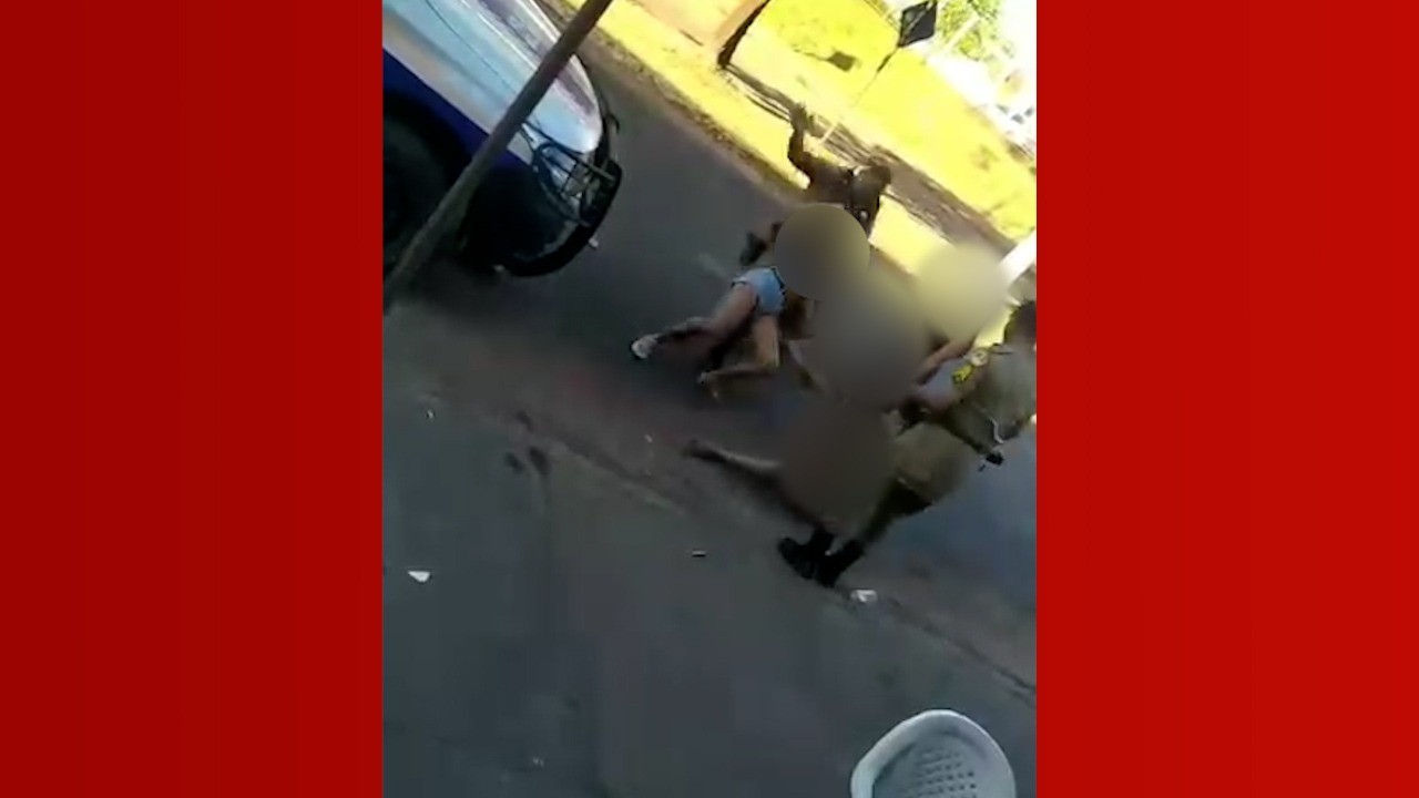 Policiais militares empurram e batem em mulheres com tapas e socos durante abordagem; VÍDEO