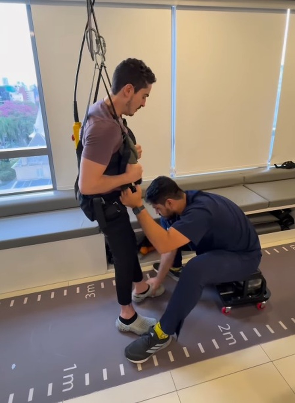 Lucas aposta na fisioterapia para a reabilitação — Foto: Reprodução