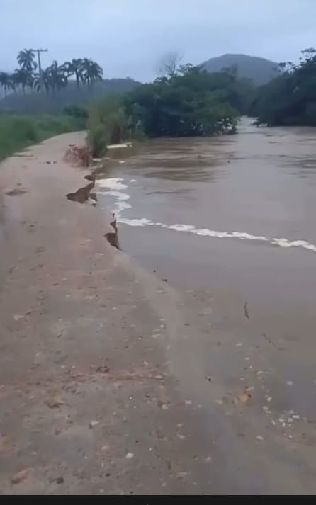 Ponte e estrada cedem e famílias continuam desalojadas em Cachoeiras de Macacu