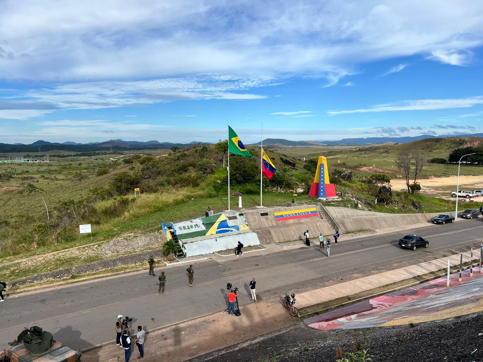 Bandeira da Venezuela é hasteada a meio-mastro na fronteira com o Brasil após decreto de luto