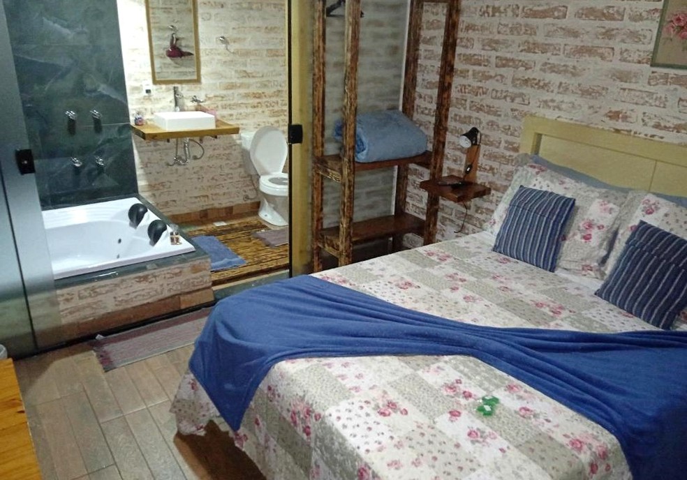 Quarto onde casal ficou hospedado em Monte Verde já foi usado por mais de 100 casais, diz polícia — Foto: Reprodução / Booking.com