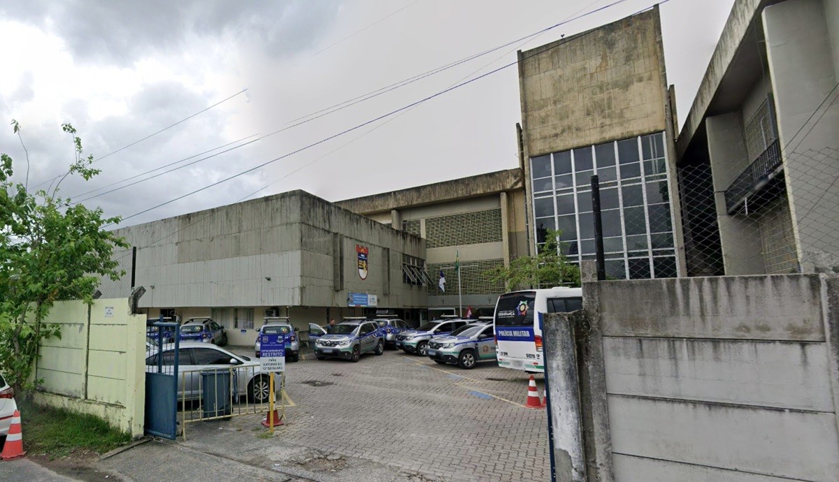 Homem é preso por ameaçar ex-companheira de morte após quebrar tornozeleira eletrônica
