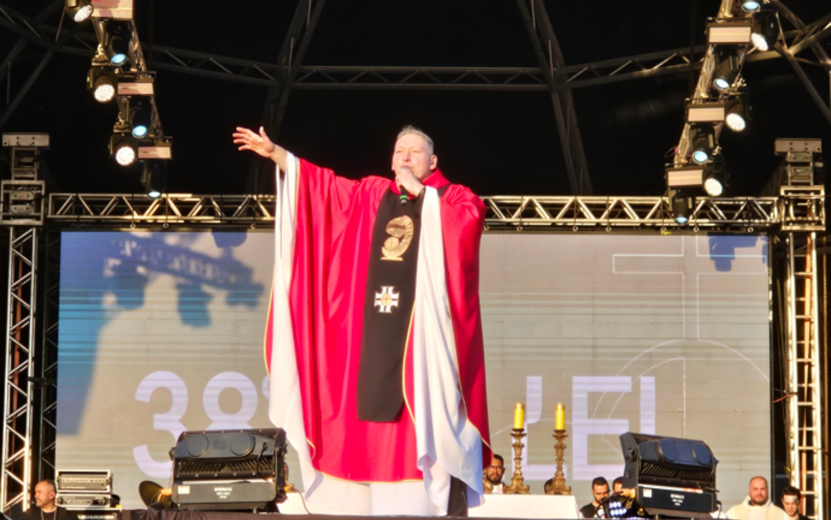 Em Franca, SP, Padre Marcelo Rossi emociona multidão no Hallel e enaltece Tia Lolita