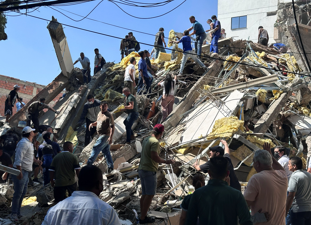 Moradores cavam escombros de pr�dio em C�li, na Col�mbia, nesta segunda (10). � Foto: Juan Pablo Arbelaez/Reuters