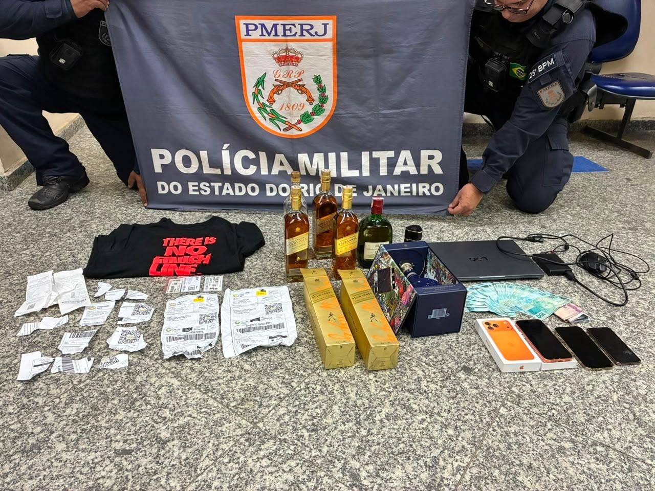 Quadrilha suspeita de golpe com cartões de crédito é presa em Cabo Frio; prejuízo passa de R$ 50 mil