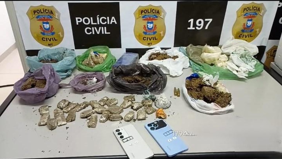 Munições de uso restrito no quarto do casal e uma grande quantidade de maconha já separada para venda — Foto: Policia Civl-MT