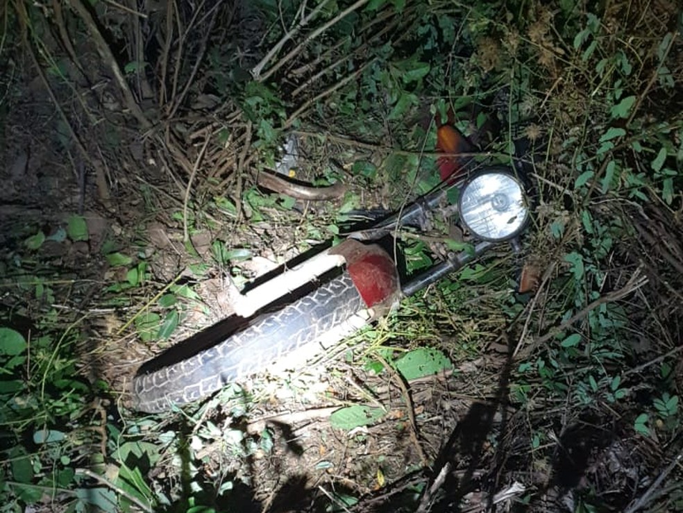 Homem morre após moto colidir com carro e descer barranco na BR-226, em Matões — Foto: Divulgação/ PRF