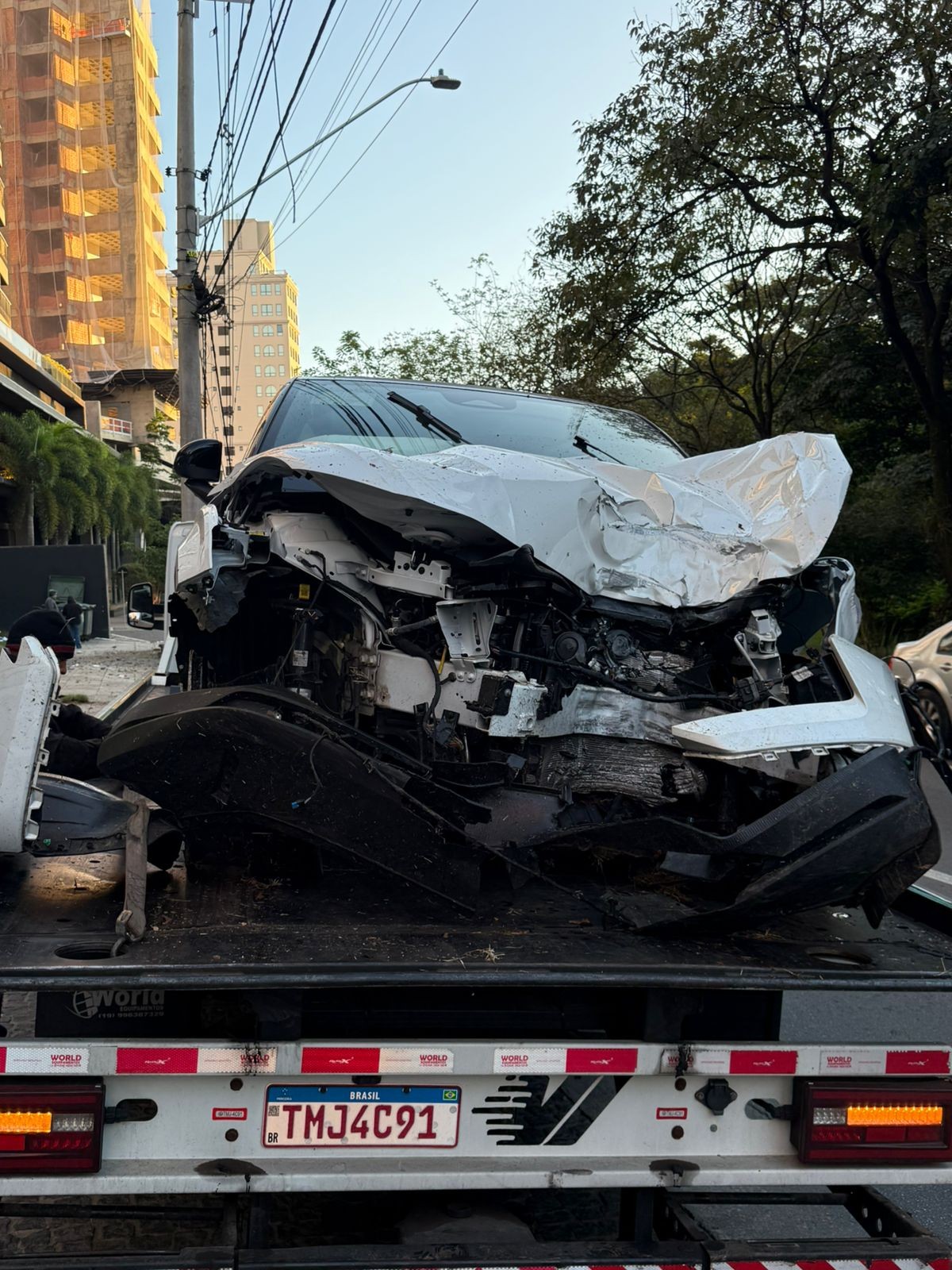 Carro fica destruído após bater em poste na Avenida Norte-Sul, em Campinas