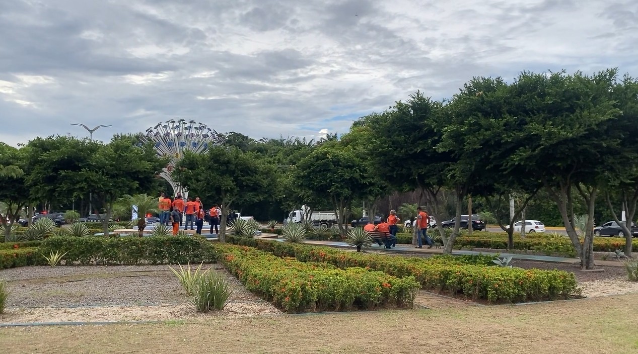 Bola das Letras é depredada após blogueiro anunciar ter escondido R$ 1 mil no local, em Manaus