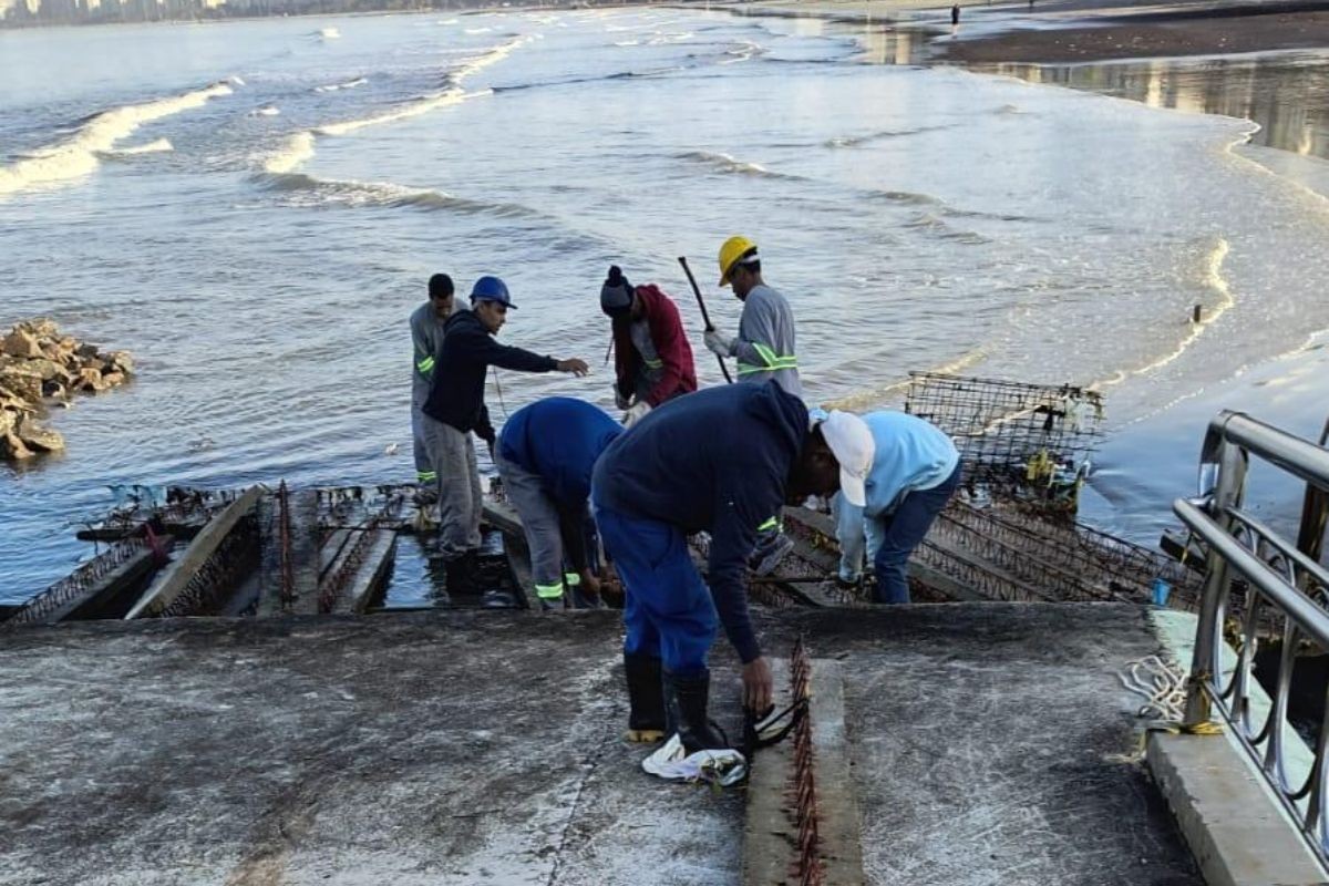 Obras da passarela sobre o Canal 6, em Santos, são retomadas após ressacas; investimento é de R$ 3,9 milhões 
