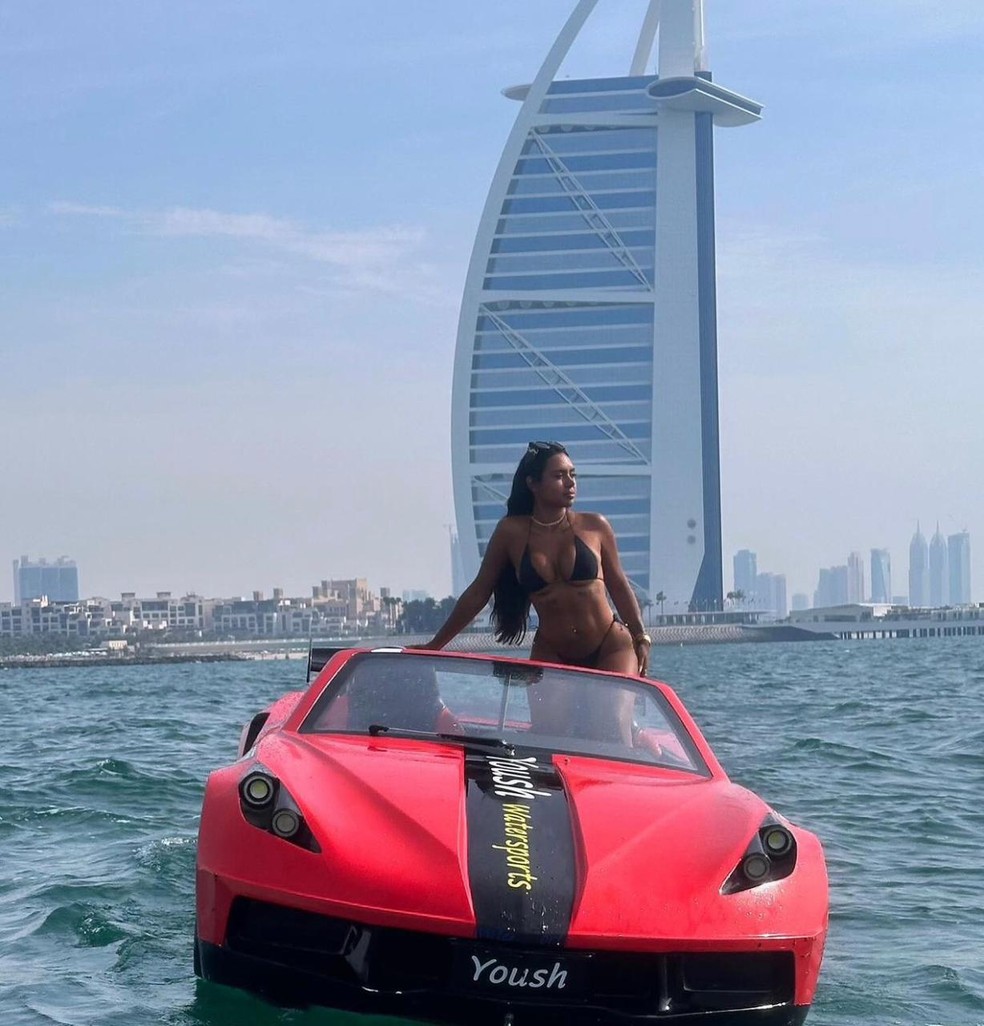 Karla Stefany postou foto em 'carro esportivo de luxo' que anda sobre a água — Foto: Reprodução/Redes Sociais
