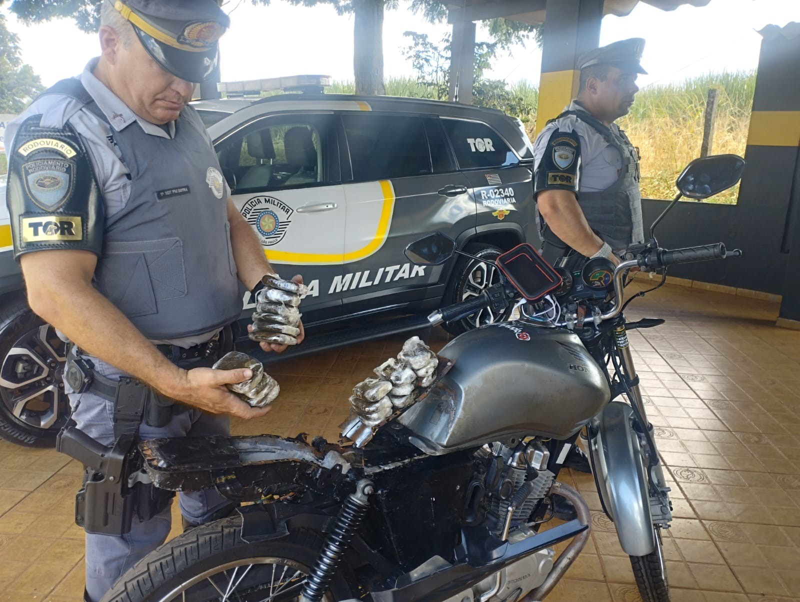 Polícia desconfia de motociclista e descobre 121 tabletes de drogas escondidos em moto