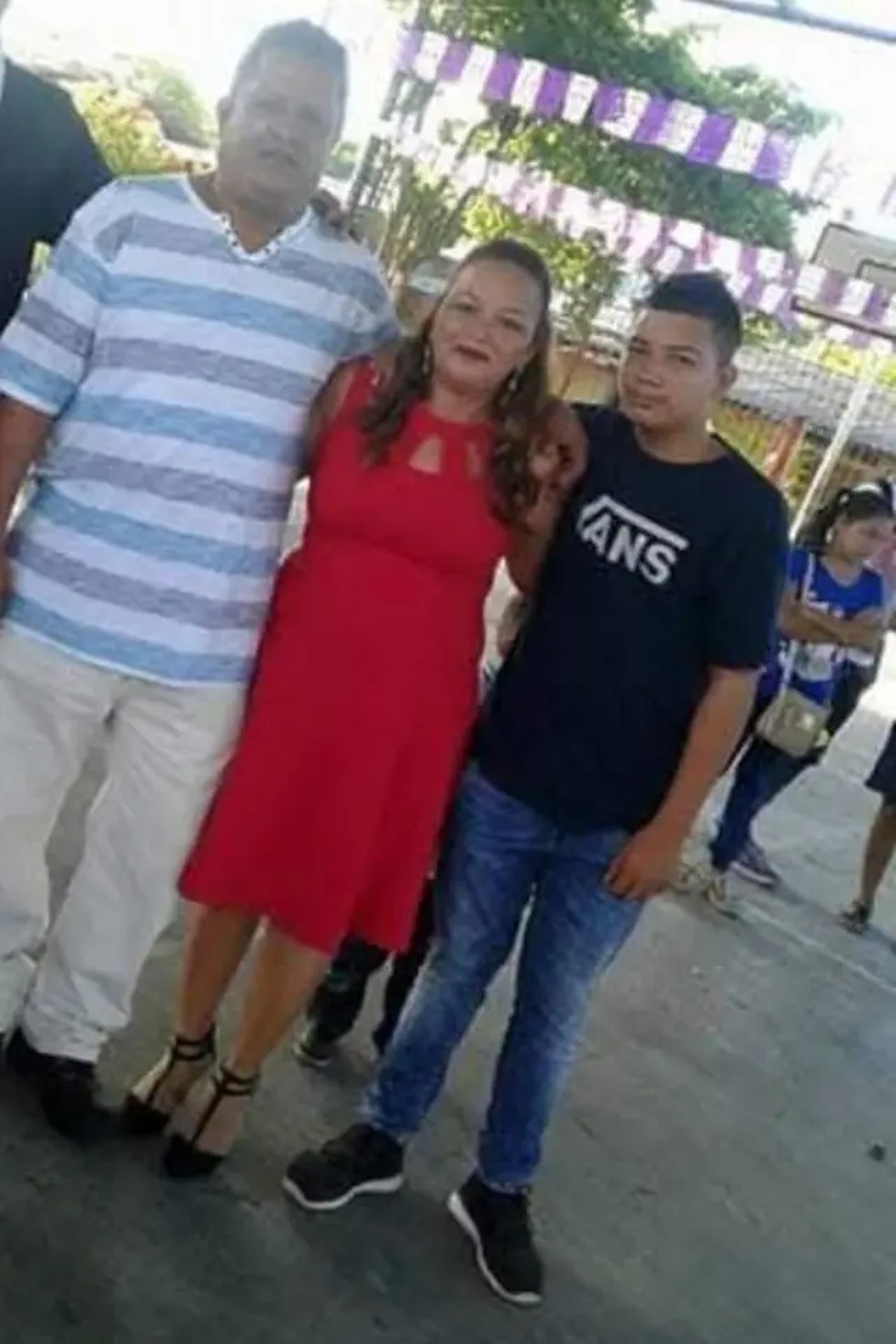 Esta é a única foto de Liliana Urías com seu marido, Israel Reyes, e seu filho, Merlon Urías. — Foto: Liliana Urías via BBC