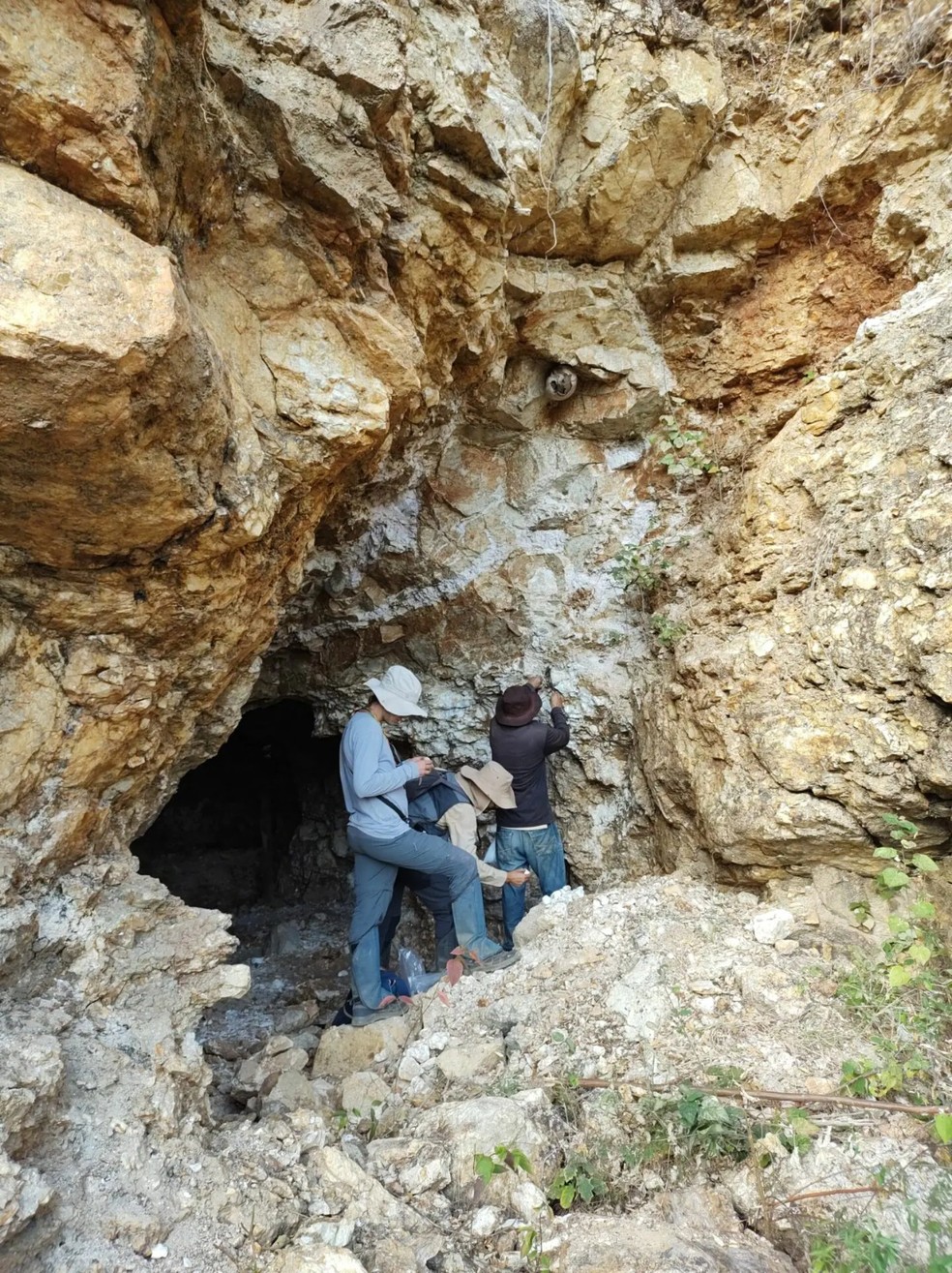 Geólogos em trabalho de campo no Vale do Jequitinhonha — Foto: Atlas Lithium