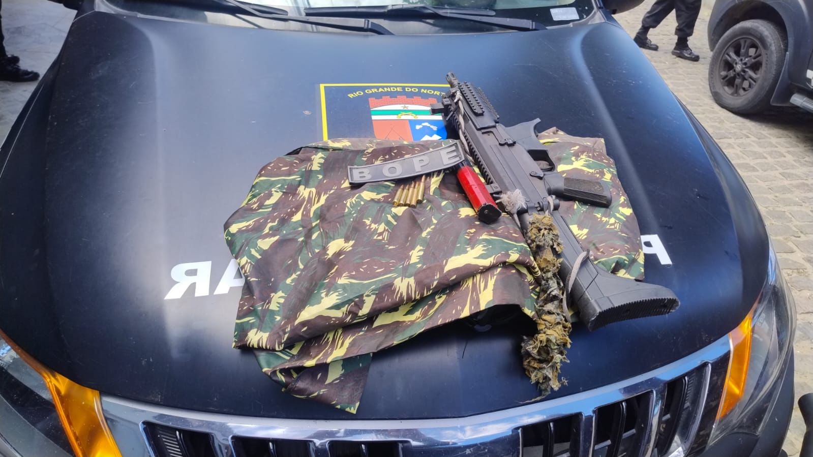 PM apreende submetralhadora, munições e roupas camufladas na Zona Leste de Natal