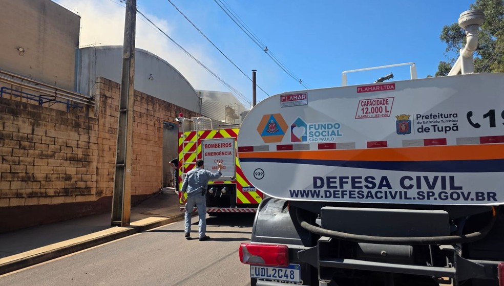 3 de 3
Defesa Civil também foi acionada para ajudar a combater as chamas em Tupã — Foto: Diego Pereira
