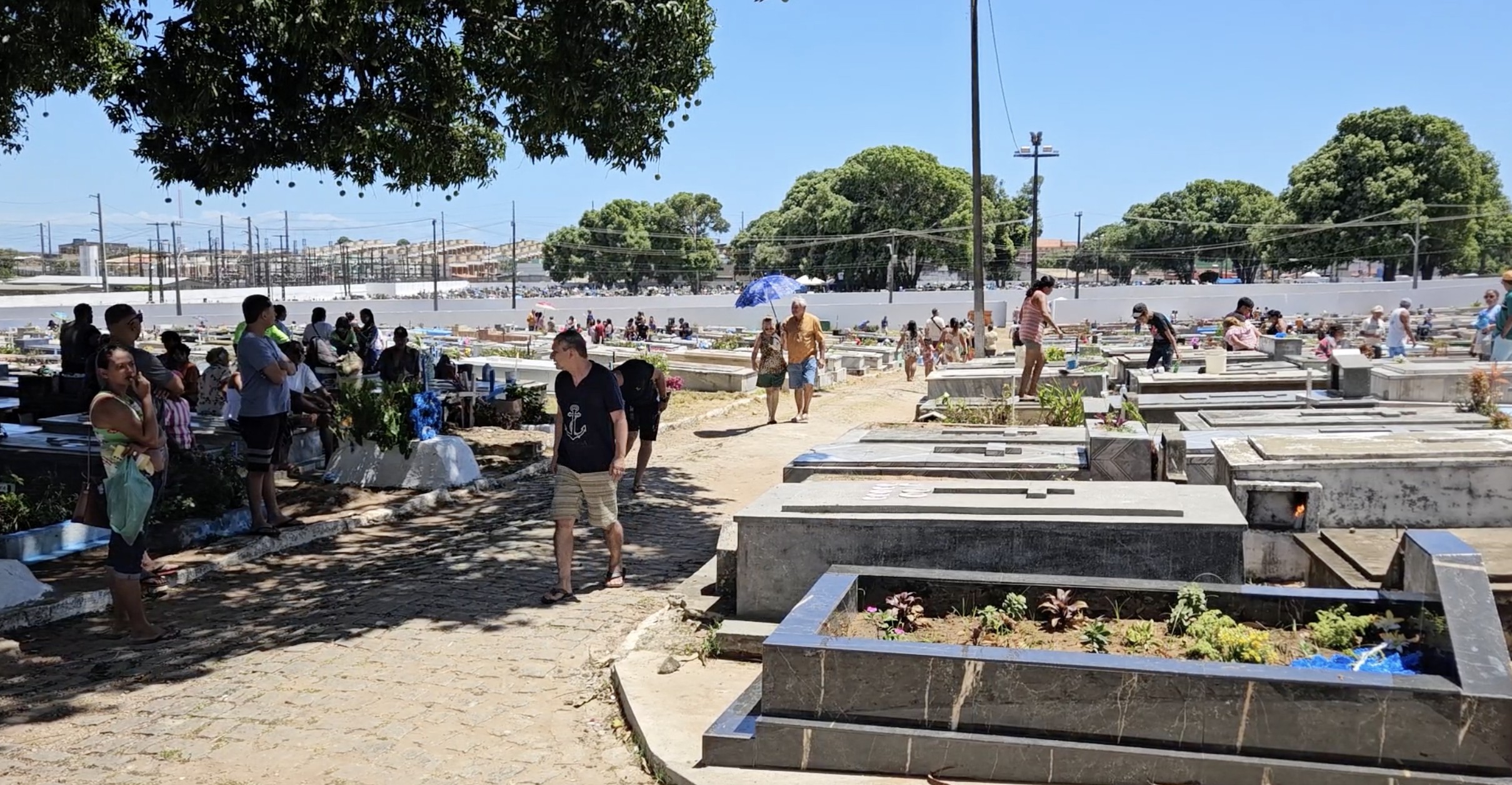 Dia de Finados atrai mais de 60 mil pessoas aos cemitérios públicos de Natal