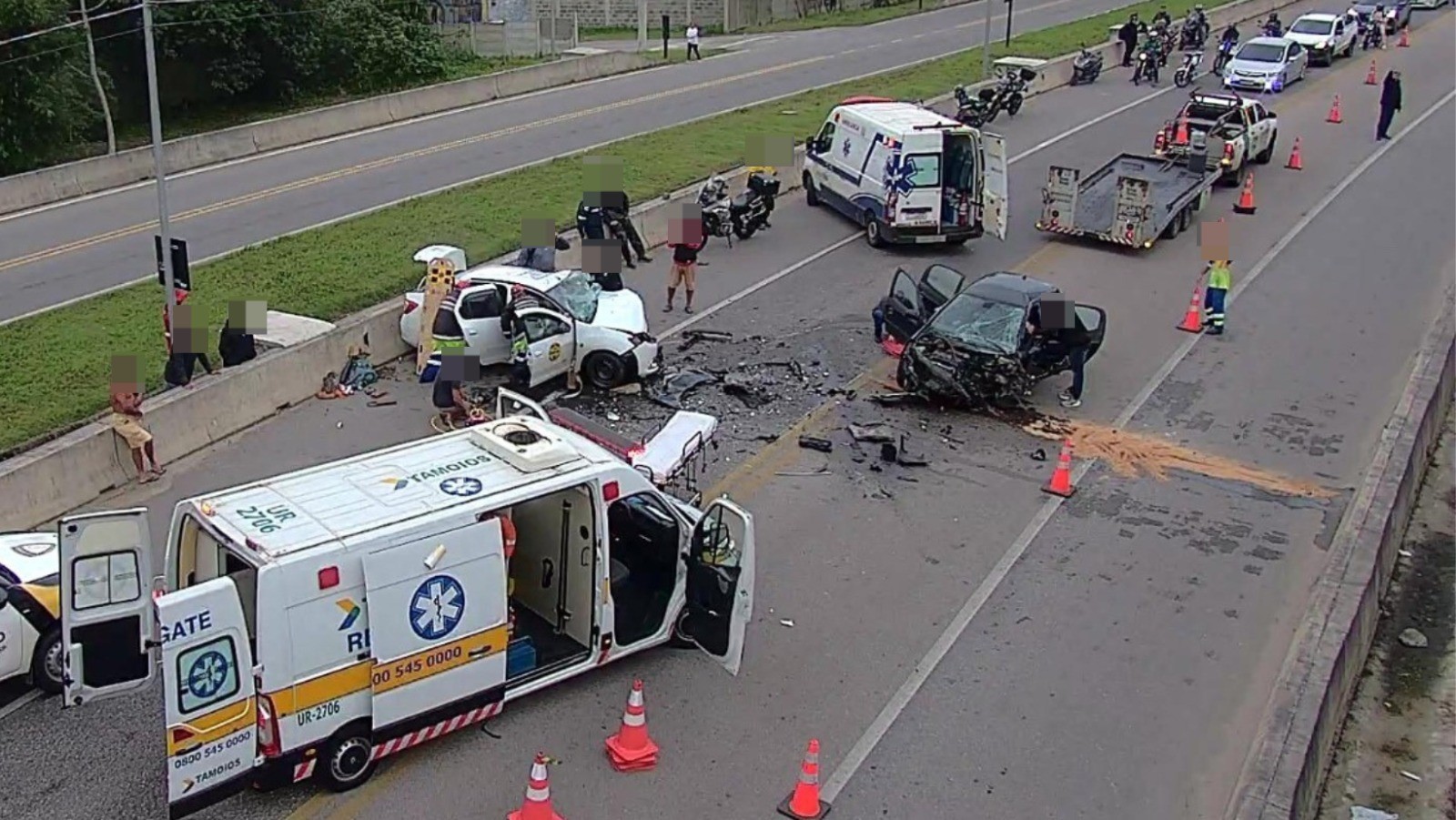 Acidente entre dois carros deixa três feridos no Contorno Sul da Tamoios, em Caraguatatuba