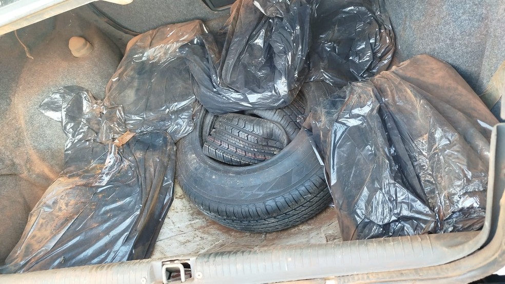 Homem é preso por contrabando ao transportar cigarros, roupas, pneus e litros de azeite em Dracena (SP) — Foto: Reprodução/Polícia Rodoviária