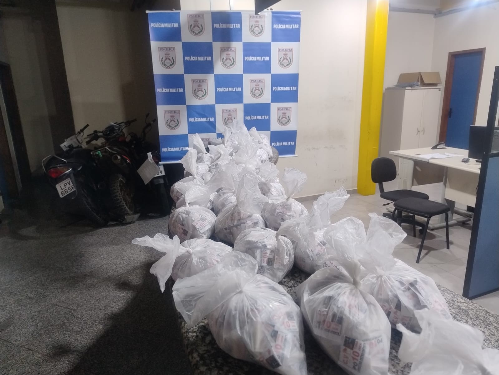 Homem é preso com cerca de 2 mil cápsulas de cocaína em Piraí