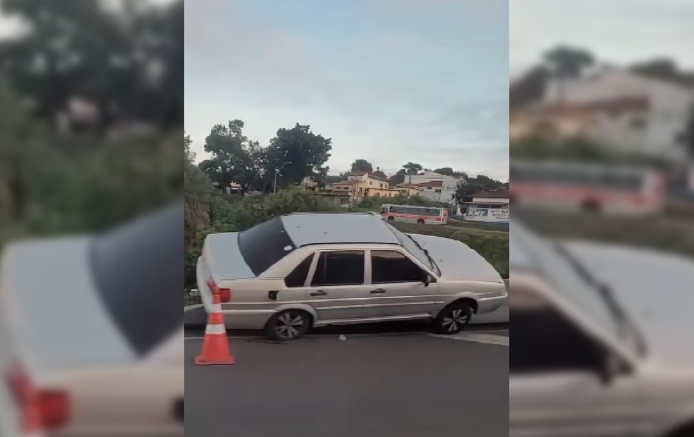 1 de 1
Acidente na SP-300 deixou carro preso em cima de mureta de pontilhão em Bauru (SP) — Foto: Bauruzão Mil Grau/Reprodução