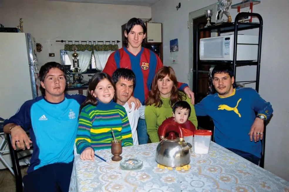 Jorge Messi, ao centro, pai e figura fundamental na carreira brilhante de Lionel Messi. — Foto: getty