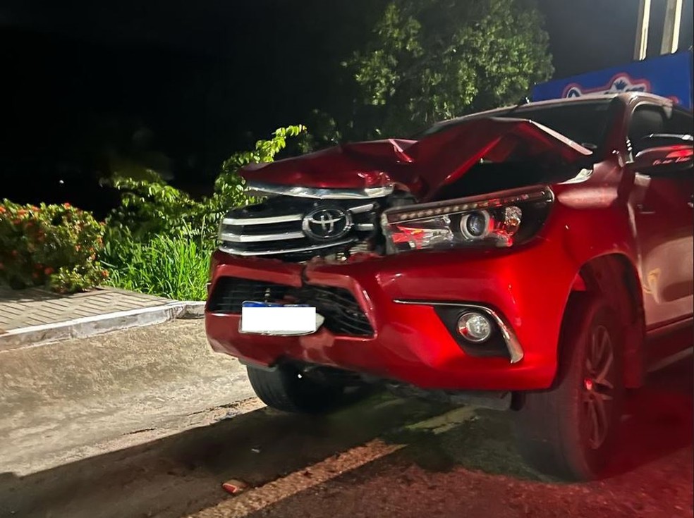 Caminhonete atingiu a traseira de uma moto onde um pai levava os dois filhos. &mdash; Foto: Reprodu&ccedil;&atilde;o
