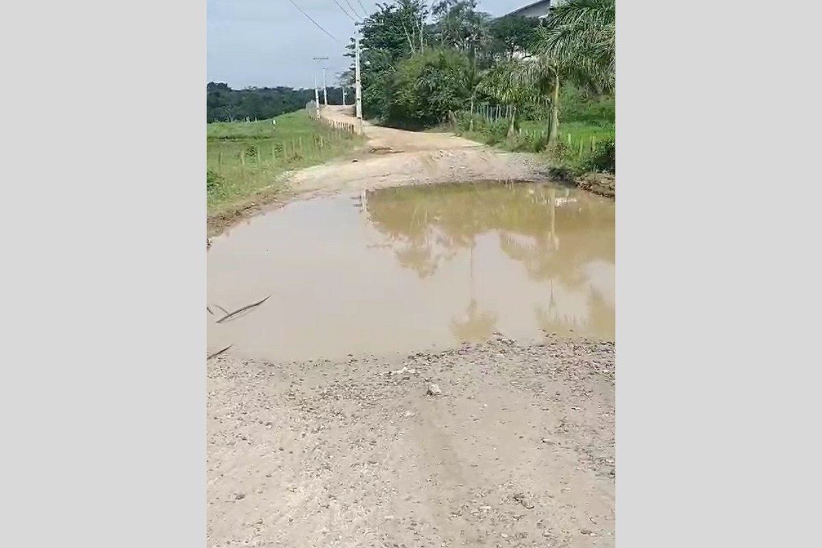 Estrada com lama e buracos afeta transporte escolar e frequência de alunos em São Pedro da Aldeia