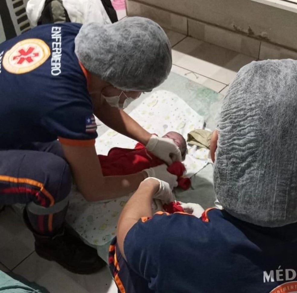 O bebê que recebeu o nome de João Miguel e a mãe, passam bem. — Foto: Divulgação