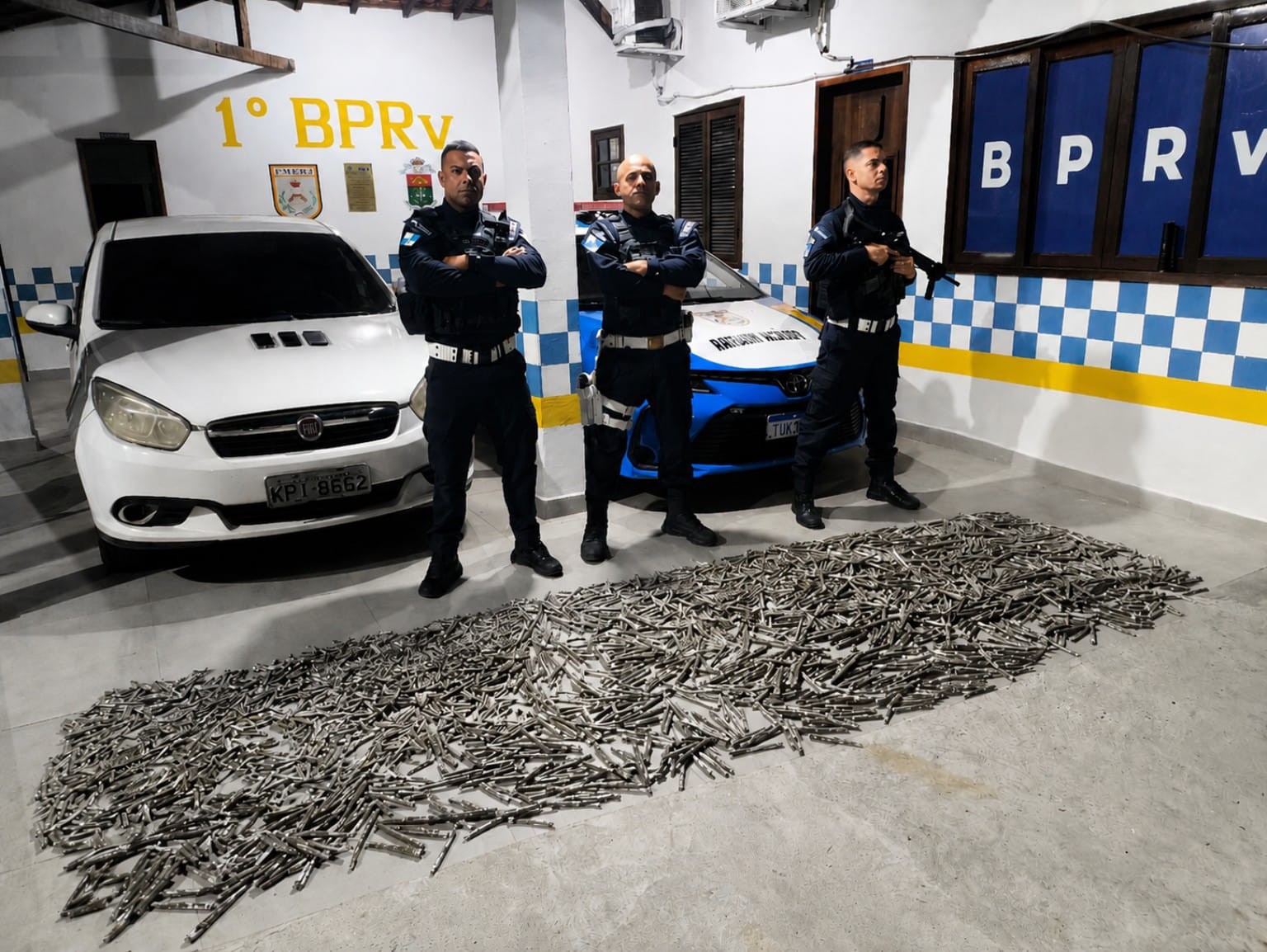 Dupla é presa transportando 18 kg de maconha na RJ-145, em Piraí 