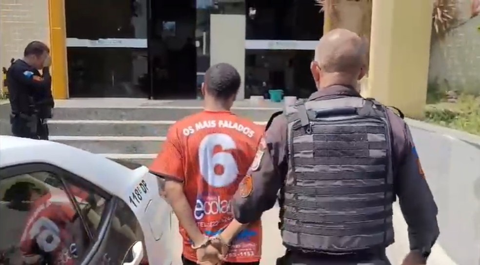 Homem é preso em flagrante em Araruama no momento em que mandava comércio fechar as portas, segundo a PM — Foto: PM