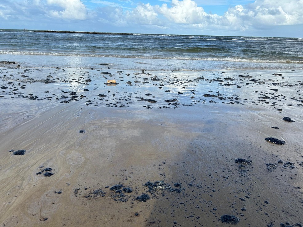 Óleo registrado em Barra do Rio — Foto: Cemam
