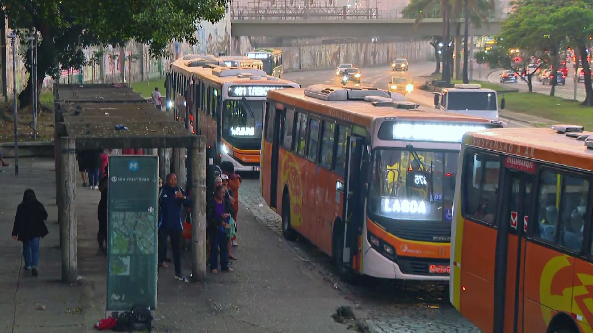 Após suspensão da greve, pontos e terminais têm alta oferta de ônibus e poucas filas
