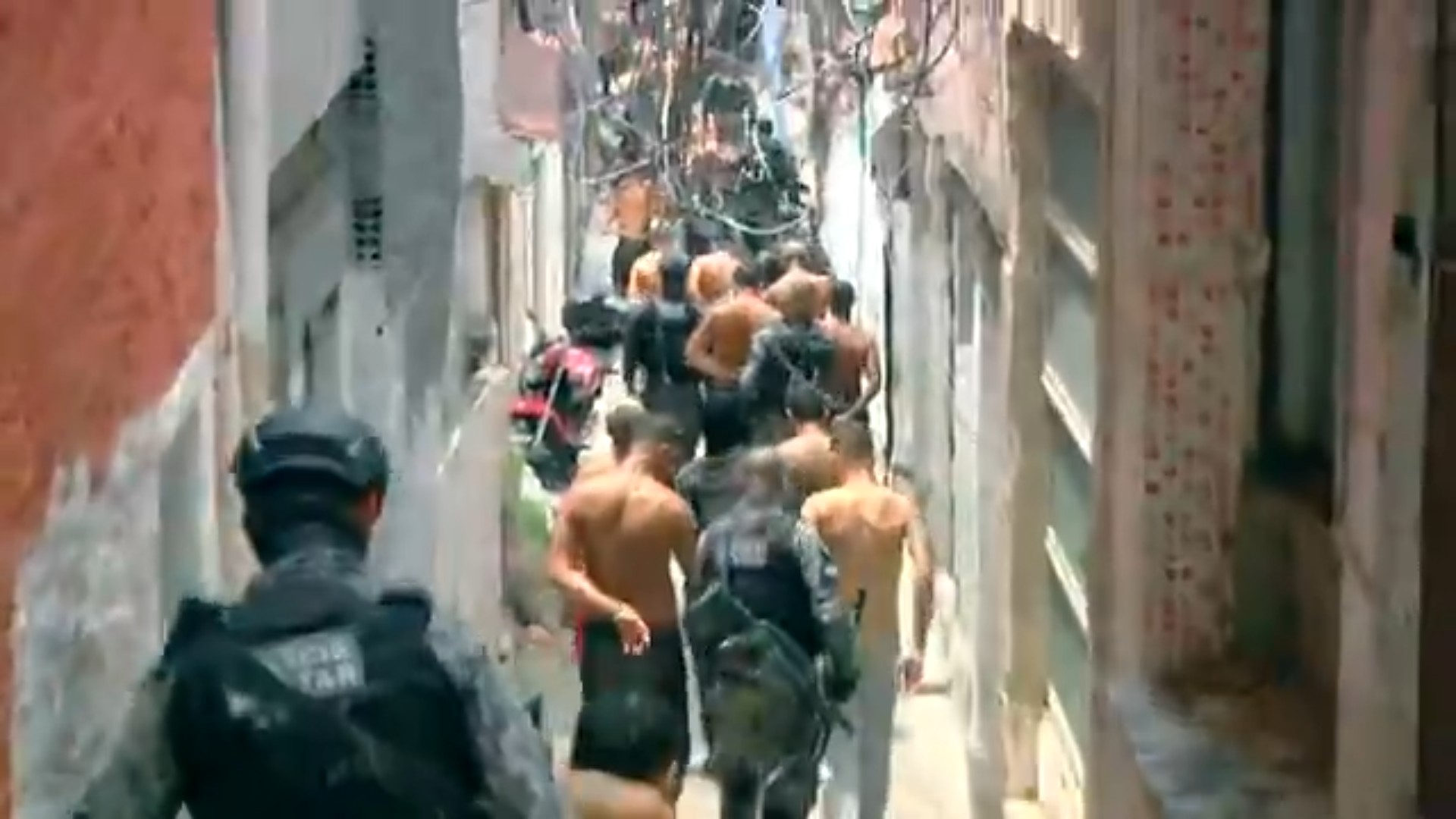 'Tem imprensa aqui': cinegrafista acompanha momento em que policiais negociam rendição com bandidos