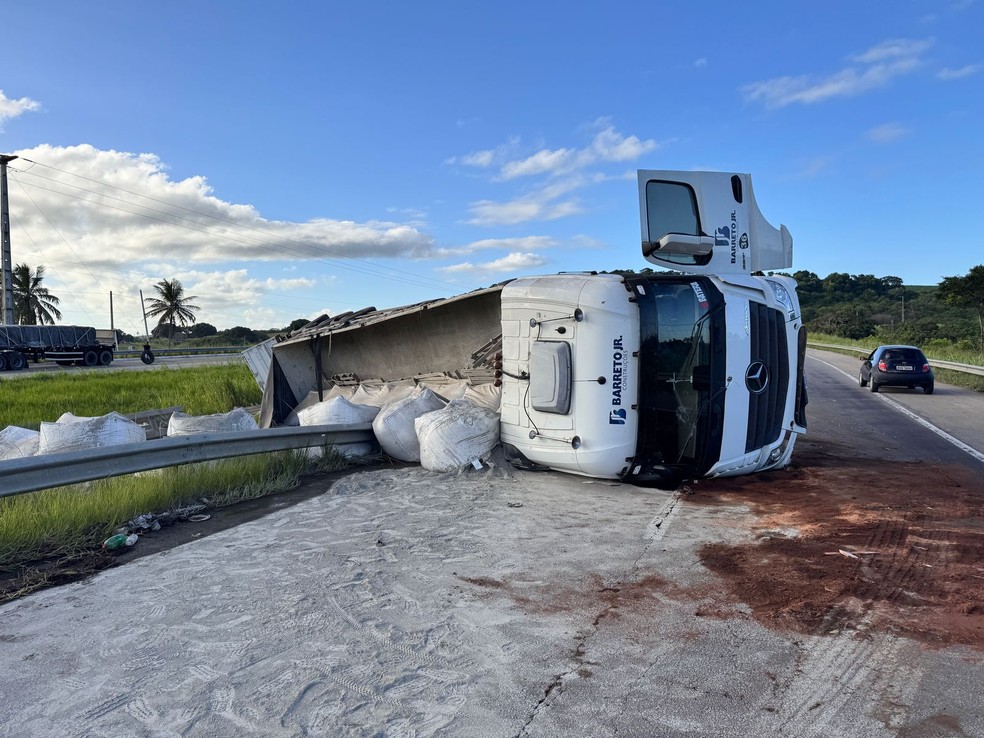 Caminhão carregado com cimento tomba na BR-101 em São José de Mipibu — Foto: Vinícius Marinho/Inter TV Cabugi