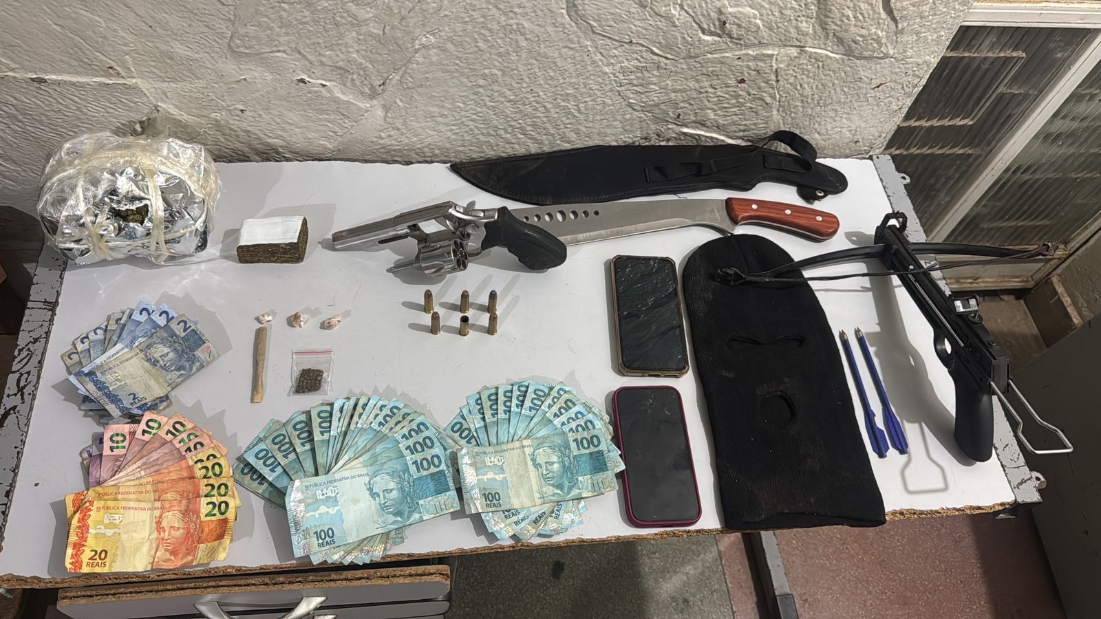 Preso com drogas e arma, homem oferece pistola e munições em troca de liberdade à PM