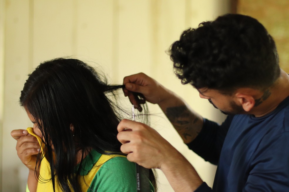 Pesquisadores coletaram amostras de cabelo — Foto: Fiocruz/Divulgação