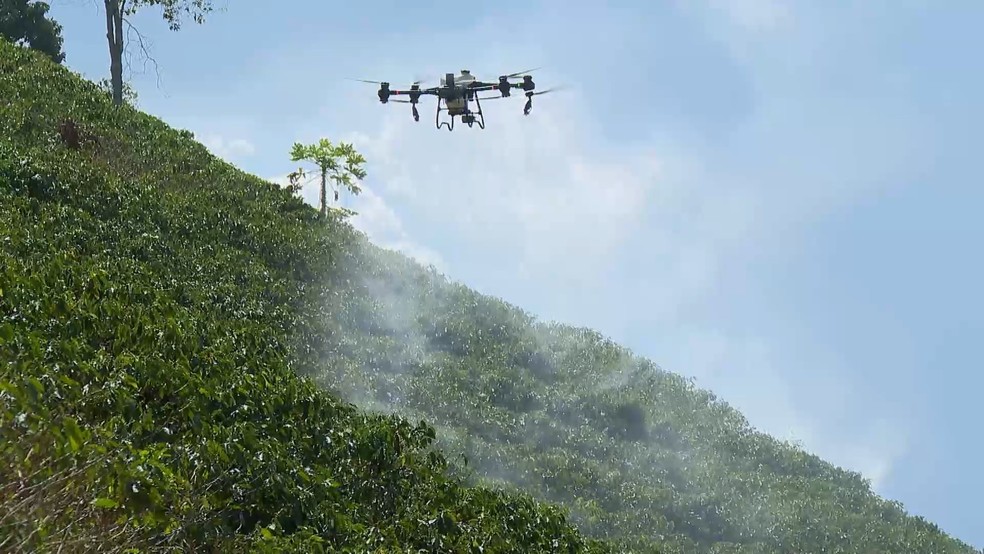 Fazendas economizam tempo e dinheiro com uso de drones na pulverização e impulsionam nova profissão no campo. Espírito Santo. — Foto: TV Gazeta