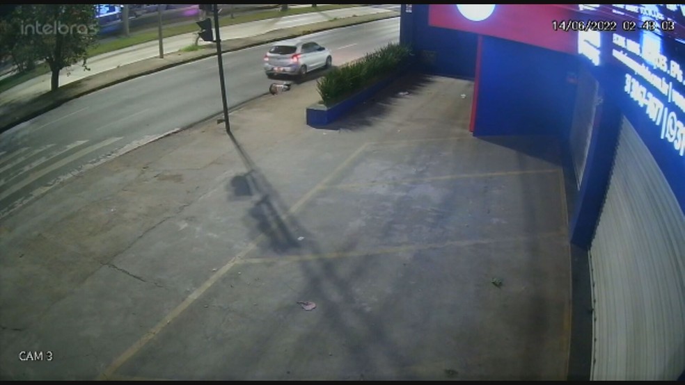 Homem baleado é abandonado na Avenida Antônio Carlos — Foto: Redes sociais/Reprodução