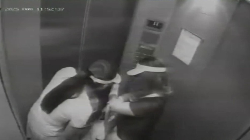 As mulheres entraram no condomínio após se passarem por moradoras. — Foto: Reprodução/TV Verdes Mares