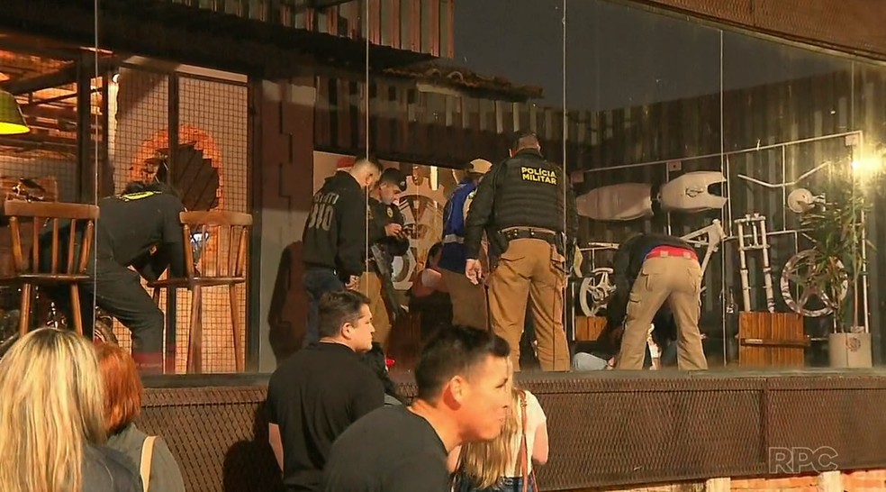 Homem atacou clientes de bar com faca na madrugada de sábado (22), em Curitiba — Foto: RPC