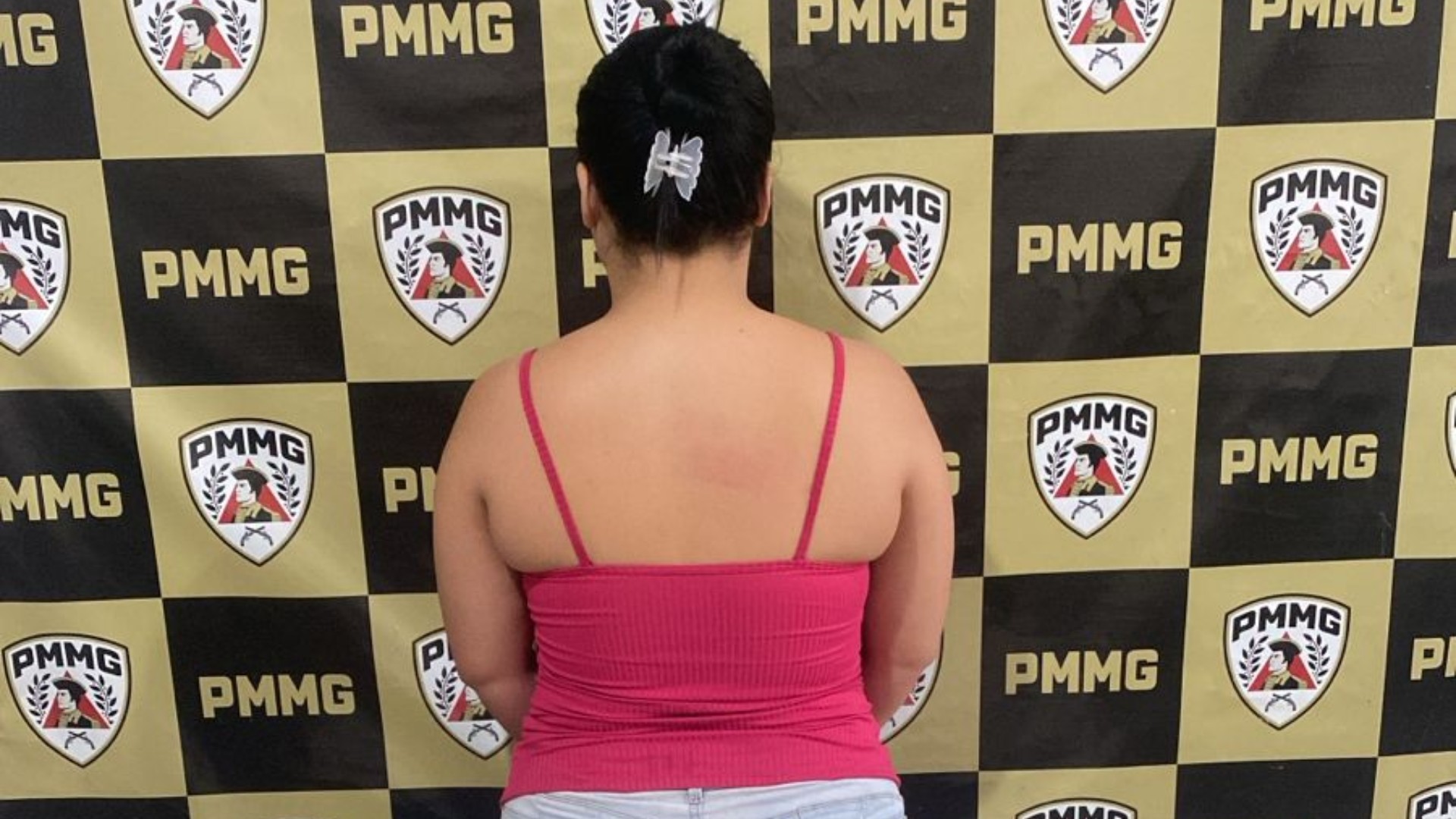 Garota de programa é presa por exigir R$ 5 mil a cliente para não divulgar fotos para a esposa em MG