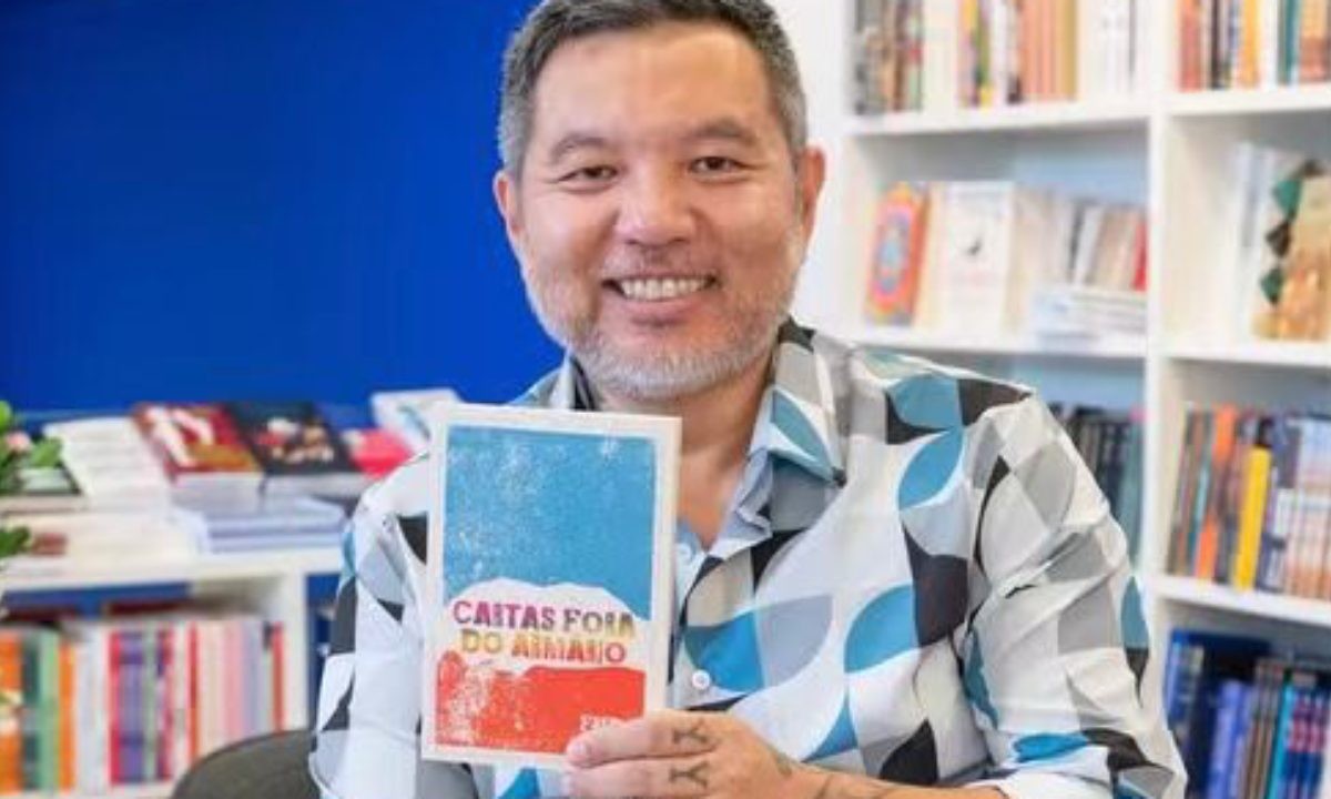 Jornalista lança em Salvador livro que reúne desabafos sobre relações de filhos gays e pais heterossexuais de vários países