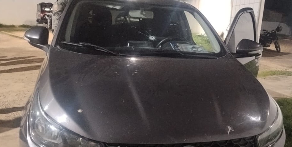 Tiro atingiu parabrisa do carro do prefeito de Francisco Dantas. Caso aconteceu em Pau dos Ferros — Foto: Cedida
